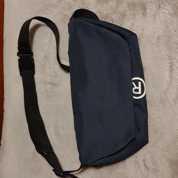 Levi's Unisex Sling Crossbody Belt Bag - Picture 6 of 10